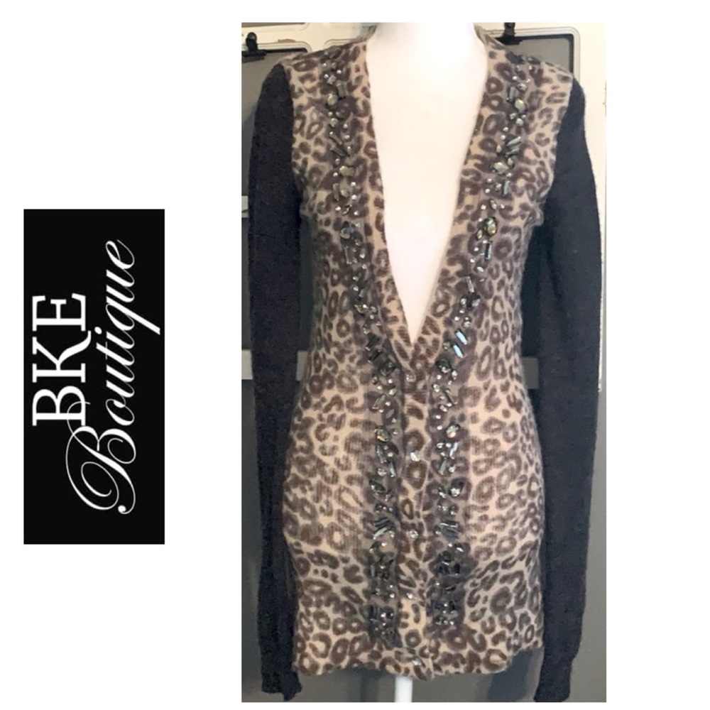 6/$20 💰BKE Boutique Beautiful Long sweater w/colored crystal embellishments. XS